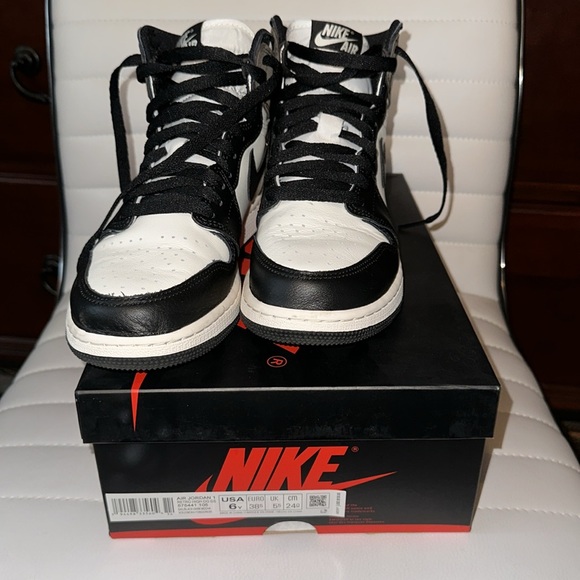 Nike Jordan 1 Retro High - Dark Mocha (GS) - Picture 3 of 12